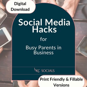 Puede incluir: Una portada de descarga digital titulada "Social Media Hacks for Busy Parents in Business". El diseño presenta un fondo azul oscuro con texto blanco y un borde rosa. Incluye "Print Friendly & Fillable Versions".