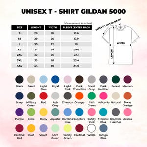 以下が含まれることがあります： Gildan 5000ユニセックスTシャツのサイズ表。インチ単位の長さ、幅、袖中心の測定値がSから4XLまで記載されています。表の下には、ラベル付きの45個の円形カラーサンプルが並ぶカラーパレットが表示されています。