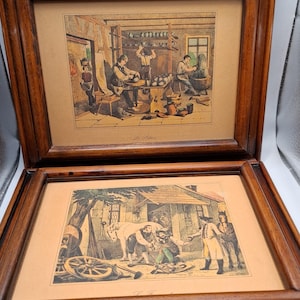 以下が含まれることがあります： 詳細なイラストが描かれた、額装された2つのヴィンテージプリント。上のプリントは、いくつかの人物がいるワークショップのシーンを描いています。下のプリントは、馬と人物がいるシーンを示しています。どちらのプリントも、濃い木製のフレームに入っています。