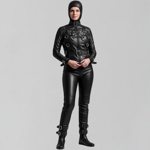 Könnte beinhalten: Ein schwarzes Lederoutfit mit einer Kapuzenjacke mit mehreren Riemen und Schnallen, passenden Hosen und Stiefeln. Die Jacke hat einen Reißverschluss vorne und einen Gürtel in der Taille. Die Stiefel haben mehrere Schnallen.