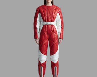 Opvallende rood-witte leren jumpsuit, futuristisch gewatteerd modepak.