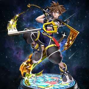 Puede incluir: Figura detallada de un personaje de la serie de videojuegos Kingdom Hearts. La figura está posada dinámicamente, sosteniendo un arma grande en forma de llave. La base presenta un diseño de vidriera, con un fondo estrellado.