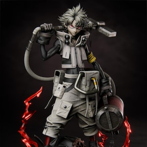 Puede incluir: Figura detallada de un personaje con cabello blanco puntiagudo y ojos rojos, vistiendo un atuendo blanco y negro con un cinturón de herramientas y bolsillos. La figura sostiene una herramienta grande y un contenedor cilíndrico. Acentos rojos en forma de llama rodean la base.