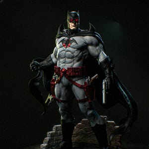 Puede incluir: Estatua detallada de Batman con un traje gris y negro con un símbolo de murciélago rojo en el pecho. La figura sostiene una pistola y tiene una capa negra. La estatua está sobre una base circular con una pared de ladrillos.