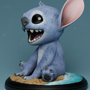 Puede incluir: Una figura azul del personaje Stitch de la pel&iacute;cula Lilo & Stitch. La figura tiene orejas grandes, una amplia sonrisa y est&aacute; sentada sobre una base con detalles de arena y agua. La figura mide aproximadamente 15 cm de altura.
