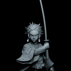 Può includere: Busto grigio di un personaggio anime che tiene una katana. La figura ha i capelli a spillo e indossa un abito dettagliato con un mantello. Il busto è ambientato su uno sfondo nero.