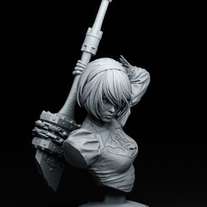 Peut inclure: Buste gris d'une figurine f&eacute;minine tenant une grande arme. La figurine a les cheveux courts et porte un haut d&eacute;taill&eacute;. L'arme a une t&ecirc;te &agrave; pointes et est tenue au-dessus de l'&eacute;paule du personnage. La sculpture est sur une base ronde.
