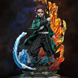 Könnte beinhalten: Detaillierte Figur eines Anime-Charakters, der ein Schwert hält. Die Figur trägt ein schwarz-grünes kariertes Outfit mit einem grünen Umhang. Der Sockel zeigt Wasser- und Feuereffekte. Der Charakter hat einen entschlossenen Gesichtsausdruck.