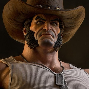 Könnte beinhalten: Detaillierte Büste einer Figur mit braunem Cowboyhut mit dekorativen Nieten. Die Figur hat einen strengen Gesichtsausdruck, Koteletten und ein weißes Tanktop. Eine Halskette mit Erkennungsmarke ist sichtbar.