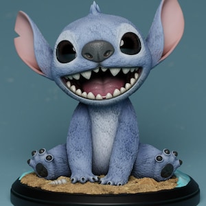 Puede incluir: Figura de Stitch azul y peludo, con grandes ojos expresivos y una amplia sonrisa que muestra dientes afilados. La figura est&aacute; sobre una base arenosa, a su vez sobre un soporte negro circular. Las orejas son rosas por dentro.