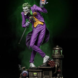 Puede incluir: Una detallada figura del Joker, un villano de DC Comics, con un traje morado, camisa verde y chaleco amarillo. El Joker sostiene una carta con una cara de payaso y un bastón. La figura se encuentra sobre una base mecánica con tuberías y un símbolo de murciélago.