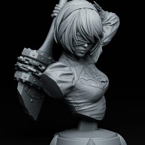 Peut inclure: Buste en niveaux de gris d'une figure f&eacute;minine aux cheveux courts et aux yeux band&eacute;s, tenant une grande arme. La figure porte un haut d&eacute;taill&eacute; avec un embl&egrave;me d&eacute;coratif. La sculpture est mont&eacute;e sur une base ronde sur fond noir.