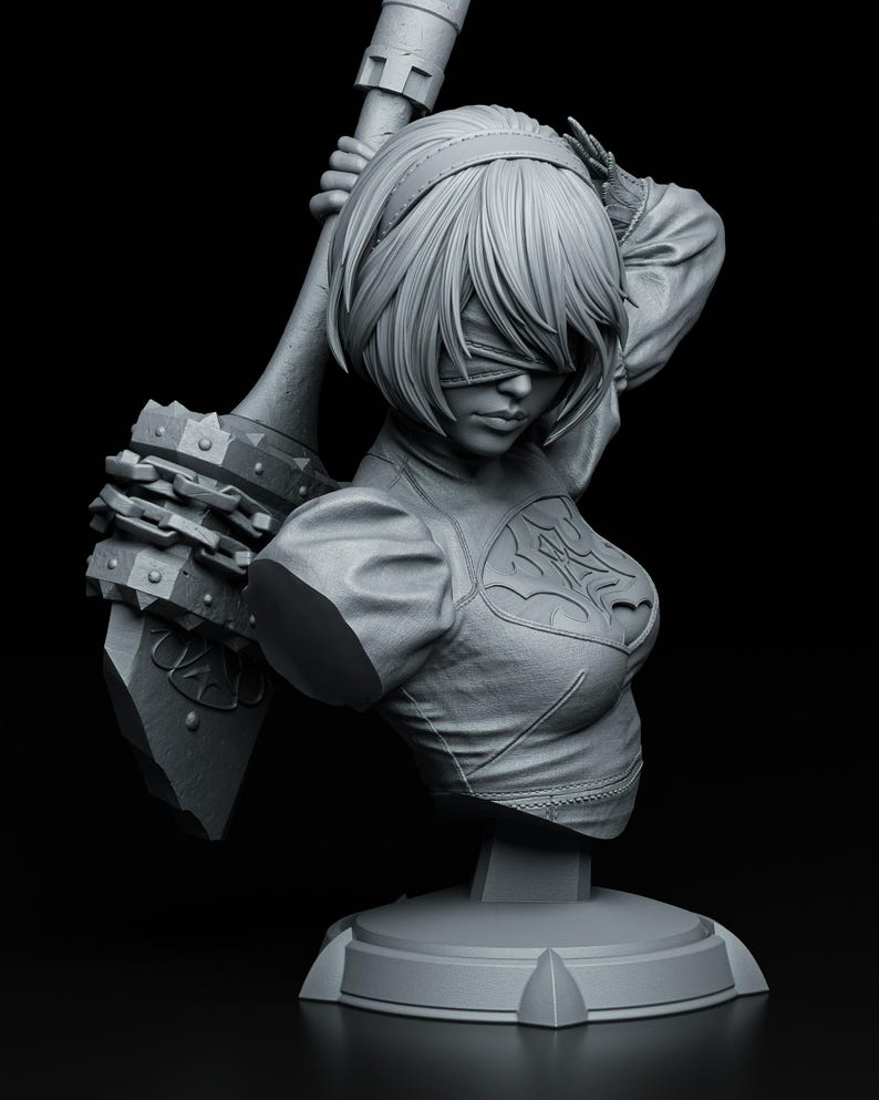 Peut inclure: Buste en niveaux de gris d'une figure f&eacute;minine aux cheveux courts et aux yeux band&eacute;s, tenant une grande arme. La figure porte un haut d&eacute;taill&eacute; avec un embl&egrave;me d&eacute;coratif. La sculpture est mont&eacute;e sur une base ronde sur fond noir.