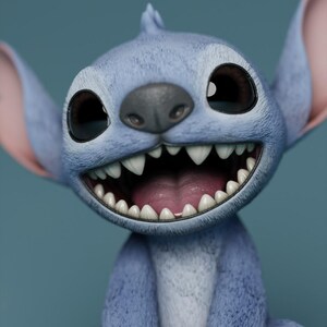 Puede incluir: Primer plano de un personaje azul y peludo con grandes ojos negros y una amplia sonrisa. Tiene orejas grandes con detalles rosas en el interior y una nariz gris oscuro. El fondo es de un azul claro liso.