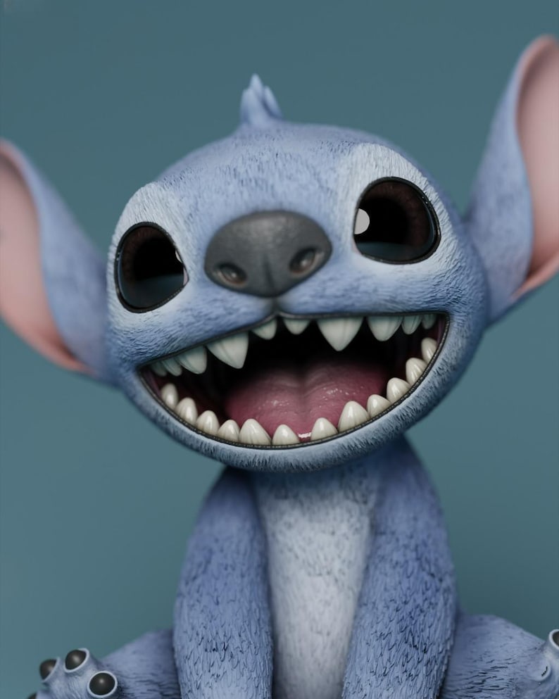 Puede incluir: Primer plano de un personaje azul y peludo con grandes ojos negros y una amplia sonrisa. Tiene orejas grandes con detalles rosas en el interior y una nariz gris oscuro. El fondo es de un azul claro liso.