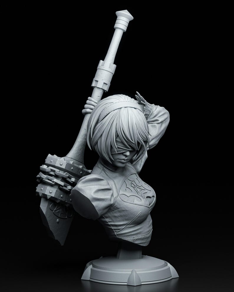 Peut inclure: Buste en niveaux de gris d'une figure f&eacute;minine aux cheveux courts et aux yeux band&eacute;s, tenant une grande arme. La figure porte un haut d&eacute;taill&eacute; avec un motif d&eacute;coratif. La sculpture est mont&eacute;e sur une base circulaire, sur fond noir.