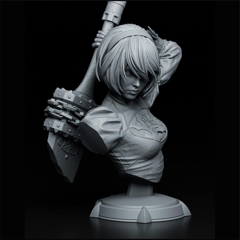 Peut inclure: Buste en niveaux de gris d'un personnage f&eacute;minin avec des cheveux courts, un bandeau et une tenue d&eacute;taill&eacute;e. Elle tient une grande arme avec un bord &agrave; pointes. La sculpture est mont&eacute;e sur une base ronde.