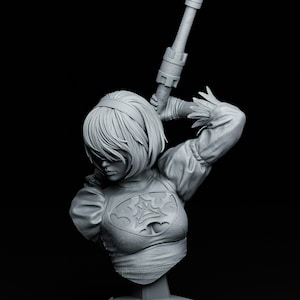 Peut inclure: Buste en niveaux de gris d'une figure f&eacute;minine aux cheveux courts, portant un haut d&eacute;taill&eacute; et tenant une arme cylindrique. La sculpture est mont&eacute;e sur un pi&eacute;destal sur fond noir, r&eacute;v&eacute;lant des d&eacute;tails complexes.