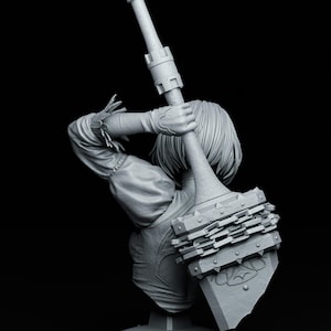 Peut inclure: Buste gris d'une figurine tenant une grande arme d&eacute;taill&eacute;e. L'arme a un long manche et une t&ecirc;te rectangulaire &agrave; pointes. La figurine porte une tenue d&eacute;taill&eacute;e, le buste reposant sur une base circulaire. Le fond est noir.
