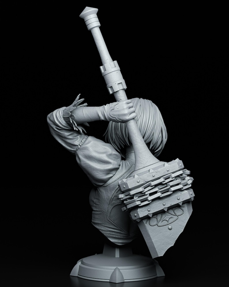 Peut inclure: Buste gris d'une figurine tenant une grande arme d&eacute;taill&eacute;e. L'arme a un long manche et une t&ecirc;te rectangulaire &agrave; pointes. La figurine porte une tenue d&eacute;taill&eacute;e, le buste reposant sur une base circulaire. Le fond est noir.