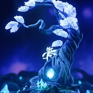 Puede incluir: Figura detallada de un árbol estilizado con follaje blanco en forma de nube y un núcleo brillante. Una pequeña figura blanca con forma de criatura está posada en el tronco. La base presenta elementos brillantes en forma de hongo, todo sobre un fondo azul oscuro.
