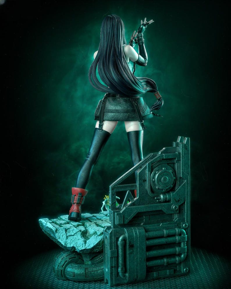 K&ouml;nnte beinhalten: Detaillierte Figur eines Charakters aus Final Fantasy, von hinten gesehen. Die Figur hat lange schwarze Haare, einen kurzen Rock und rote Stiefel. Die Figur posiert mit erhobenen Armen und h&auml;lt eine Waffe. Der Sockel ist eine felsartige Struktur mit einem mechanischen Element.
