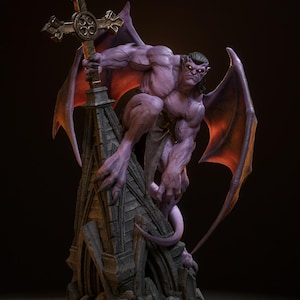 Può includere: Statua dettagliata di un gargoyle muscoloso e viola appollaiato su una struttura in pietra, che tiene una croce. Il gargoyle ha grandi ali con sfumature arancioni e viola e occhi giallo brillante. La statua è ambientata su uno sfondo scuro.