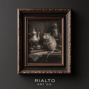 Puede incluir: Una impresión enmarcada en tonos sepia que presenta un bodegón detallado con una rata de pie. La escena incluye una tetera, tazas, libros y un paño de encaje. El marco es ornamentado con un acabado marrón oscuro y dorado. El texto "RIALTO ART CO." está en la parte inferior.