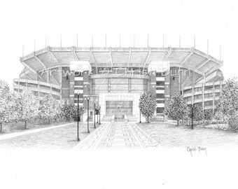 Op de afbeelding: Een zwart-witte potloodtekening van een groot stadion met een grasveld ervoor. Het stadion heeft een grote, open ingang met een bord waarop "University of Alabama" staat.