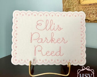 Motif de broderie de plaque nominative festonnée noeud Français héritage ITH | Cerceau 5 x 7 ou 6 x 10