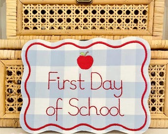 Motif de broderie de plaque nominative pour bébé festonné ondulé ITH | Satin et point de haricot 2 tailles