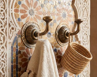 Vintage marokkanische Badezimmer-Wandhaken – Verzierte Handtuch- und Kleiderhaken aus Messing mit gravierten Rückplatten.