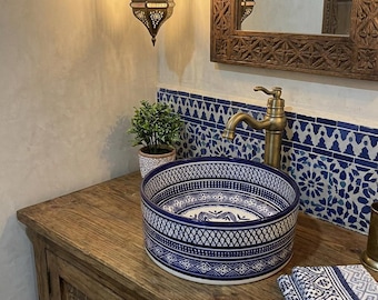 Authentisches marokkanisches Waschbecken, handbemaltes blaues Keramikbecken, rustikales Waschbecken im Badezimmer.
