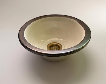Handgefertigte Creme-Keramik-Waschbecken mit Messingrand, rundes Badezimmer Gefäß Becken