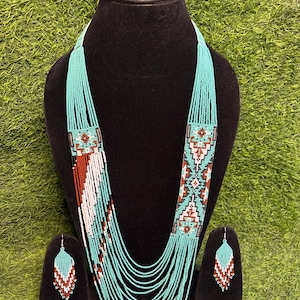 Handgjort halsband med turkosa pärlor | Boho Tribal Smycken
