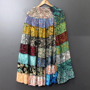 Puede incluir: Un juego de tres cuencos apilables de cerámica en tamaños graduados. Los cuencos son blancos con un acabado moteado y texturizado y presentan un borde ligeramente ensanchado. Ideal para la preparación o el servicio de alimentos.