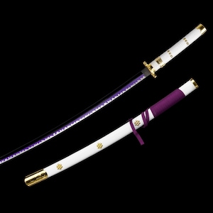 Puede incluir: Una espada katana japonesa con empuñadura y vaina blancas, acentuada con detalles dorados. La hoja es negra con un borde púrpura. La vaina tiene una envoltura y una cinta púrpuras.