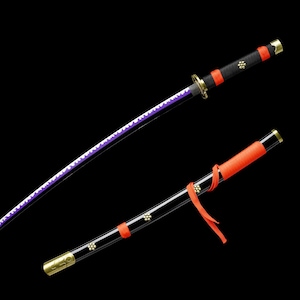 Puede incluir: Una espada katana japonesa con empuñadura y vaina negras, acentuada con detalles dorados y rojos. La hoja es morada con un borde blanco. La espada se muestra sobre un fondo negro.