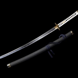 Puede incluir: Una espada katana con una hoja plateada y un mango blanco, junto a su vaina negra. La empuñadura tiene una guarda dorada. La vaina es negra con una cinta azul. La espada está sobre un fondo negro.