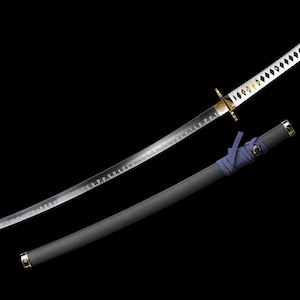 Puede incluir: Una espada katana japonesa con una hoja plateada curvada y un mango blanco con un patrón de diamantes. La guarda es dorada y la vaina es negra con una atadura azul. La espada se muestra sobre un fondo negro.