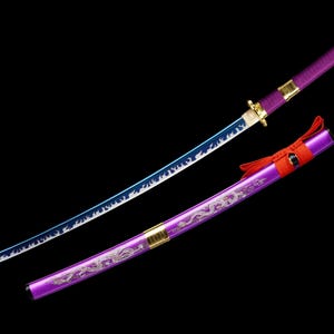 Puede incluir: Una espada katana con empuñadura y vaina moradas, y una hoja azul con diseño de llama. La vaina presenta un diseño de dragón plateado. La espada se muestra sobre un fondo negro.