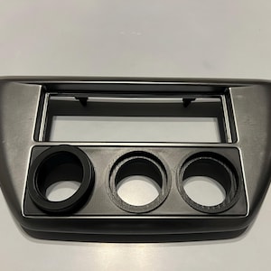 Puede incluir: Una taza de cerámica blanca con asa negra y el texto "But First, Coffee" en negro y negrita. La taza está sobre una superficie blanca. La taza es de tamaño estándar, aproximadamente 325 ml.