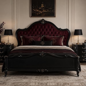 Può includere: Una struttura letto in legno nero con testiera in velluto bordeaux trapuntato, abbinata a due comodini neri coordinati a tre cassetti. Ogni comodino presenta una lampada color oro con paralume nero. Il letto è coperto da biancheria scura.
