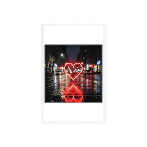 Könnte beinhalten: Gerahmtes Foto eines neonroten Herzens, das auf einer nassen Stadtstraße bei Nacht leuchtet. Die Reflexion des Herzens ist auf dem nassen Pflaster zu sehen. Der Hintergrund zeigt verschwommene Lichter und Gebäude.