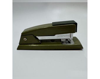 Grapadora de escritorio compacta Swingline verde oliva, estilo vintage de los años 60 para organización del trabajo en la oficina.