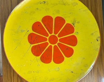 Vintage Metallschild aus den 70er Jahren, gelb mit rot-orangenem Blumenmuster, dunkelsilberne Unterseite, 13 Zoll