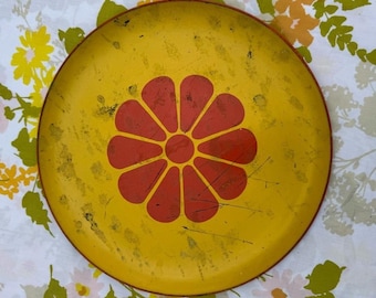 Vintage metalen bord geel met roodoranje bloem jaren 70 donkerzilveren onderkant 13"