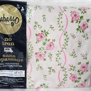 Vintage Wabasso "Summer Dream" Dubbelt Dra-på-lakan - New Old Stock Sealed - Rosa Blommor - 1970-talets Boho Cottagecore - Tillverkad i Kanada