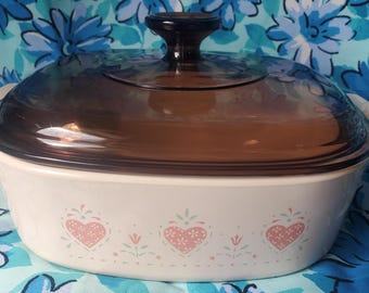 Vintage Corning Ware Forever Yours 2L Auflaufform mit bernsteinfarbenem Pyrex-Deckel, quadratischer A-2-B-Backform, rosa genähten Herzen