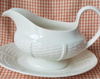 Salsera y plato base Wedgwood Willow Weave vintage / Salsera de loza cremosa repujada